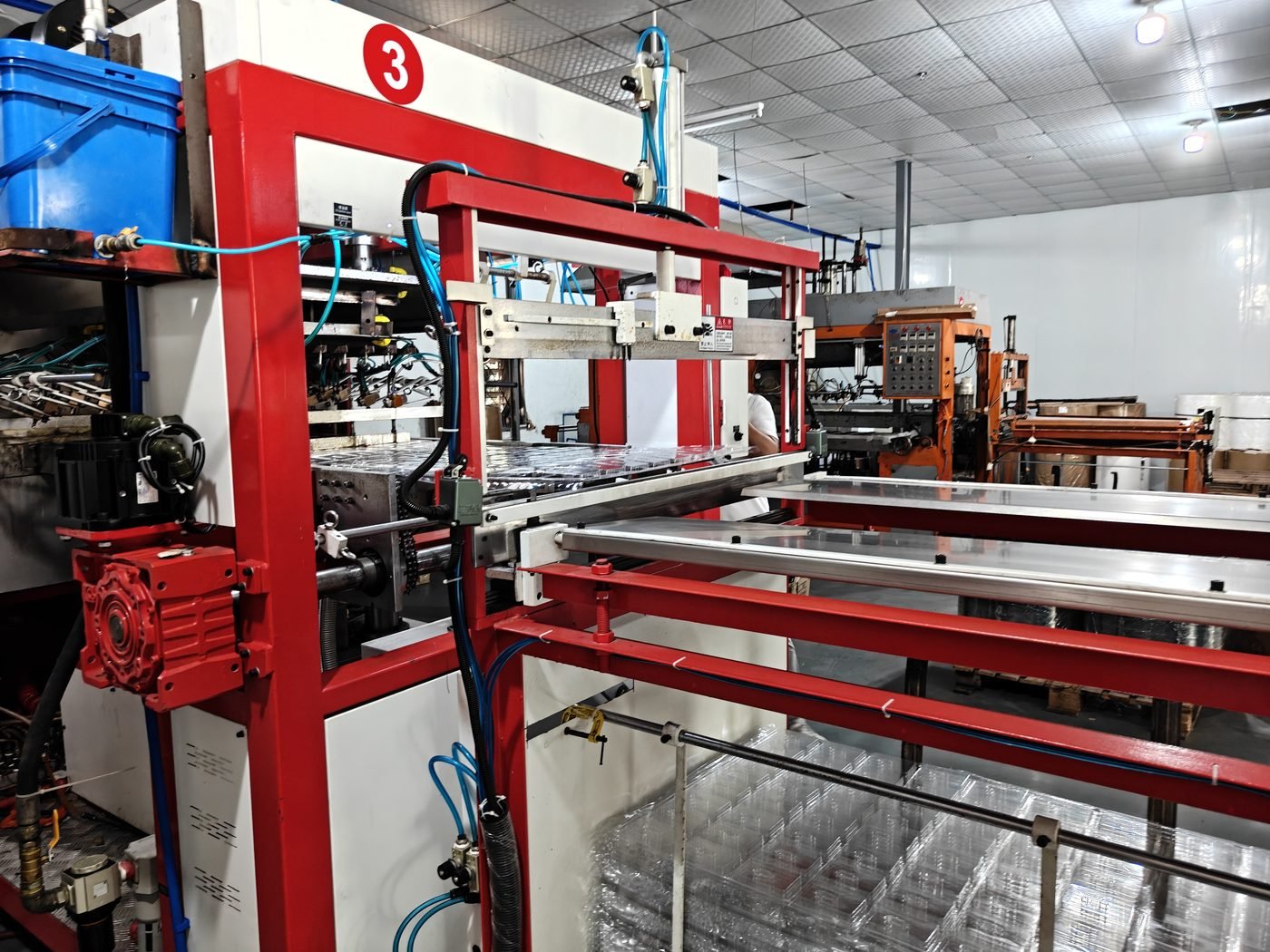 Thermoforming line in Hengtong workshop